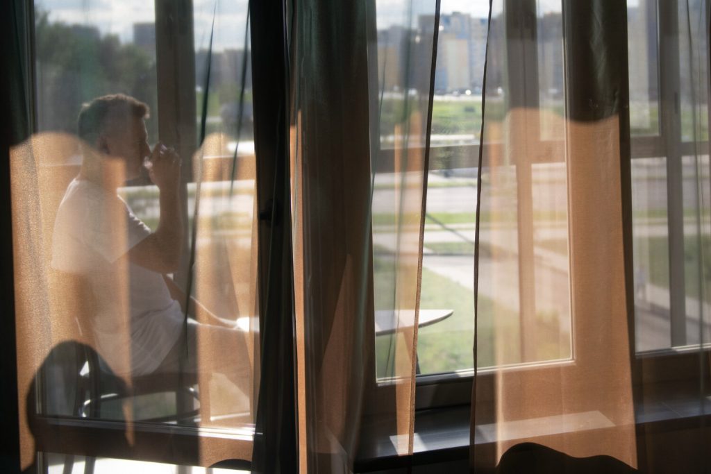 Karnisze ścienne – jak planować firany przy ekspozycji południowej