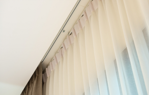 Jakie zasłony do szyny sufitowej