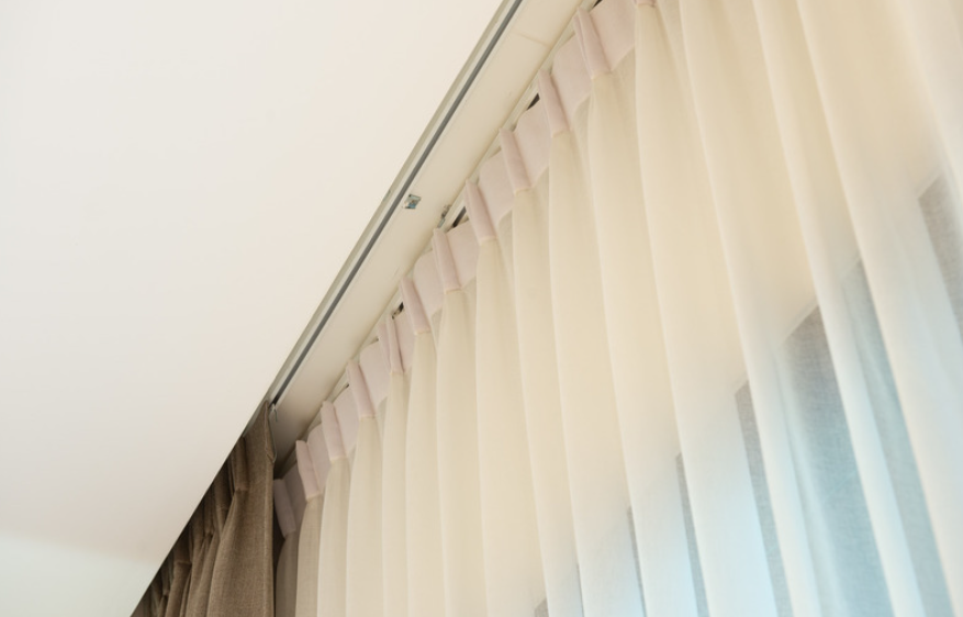 Jakie zasłony do szyny sufitowej